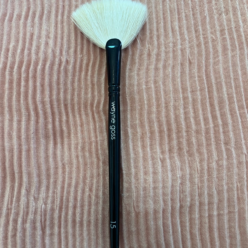 Wayne Goss Fan Brush 15 - Black Handle with Cream Bristles